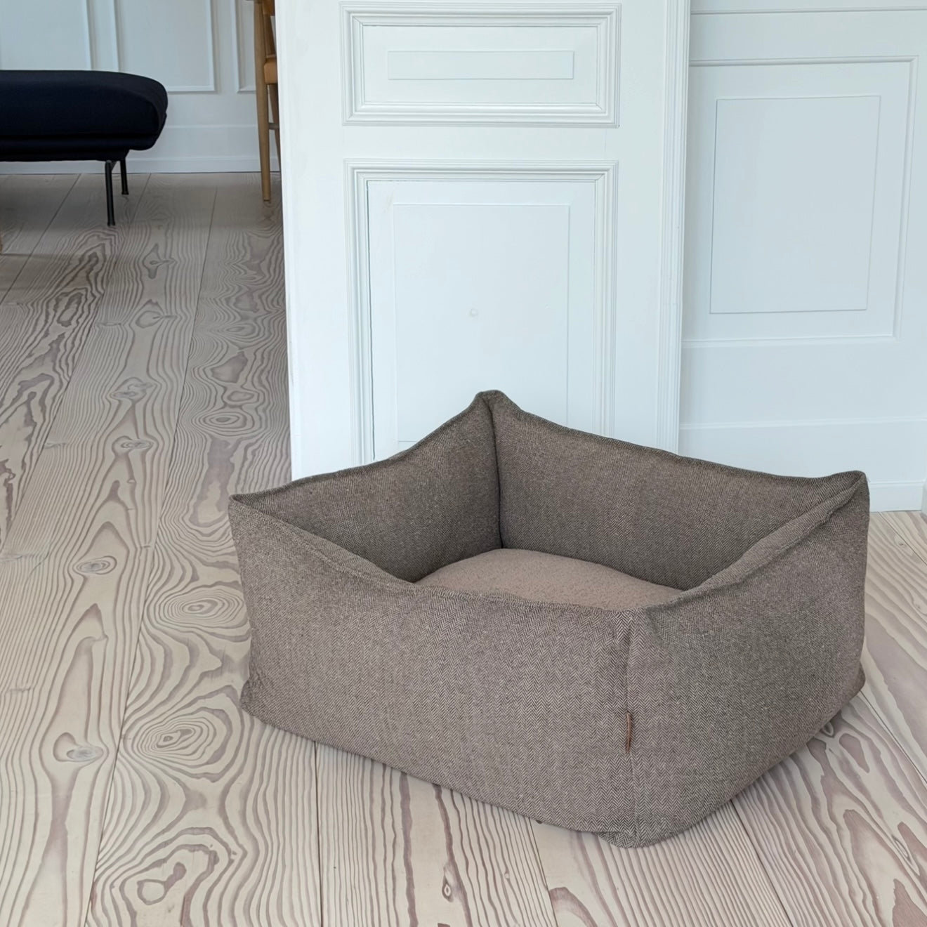 Carl hundekurven i brun - tweed