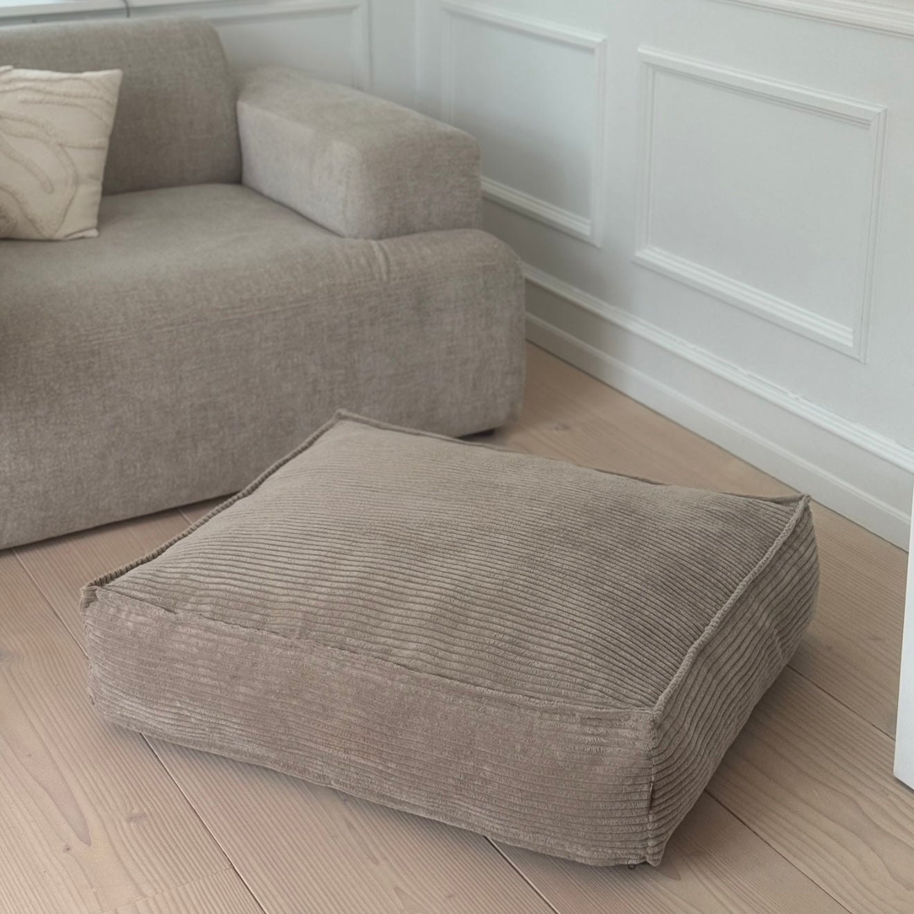 Frede hundekurven i beige - bred fløjl