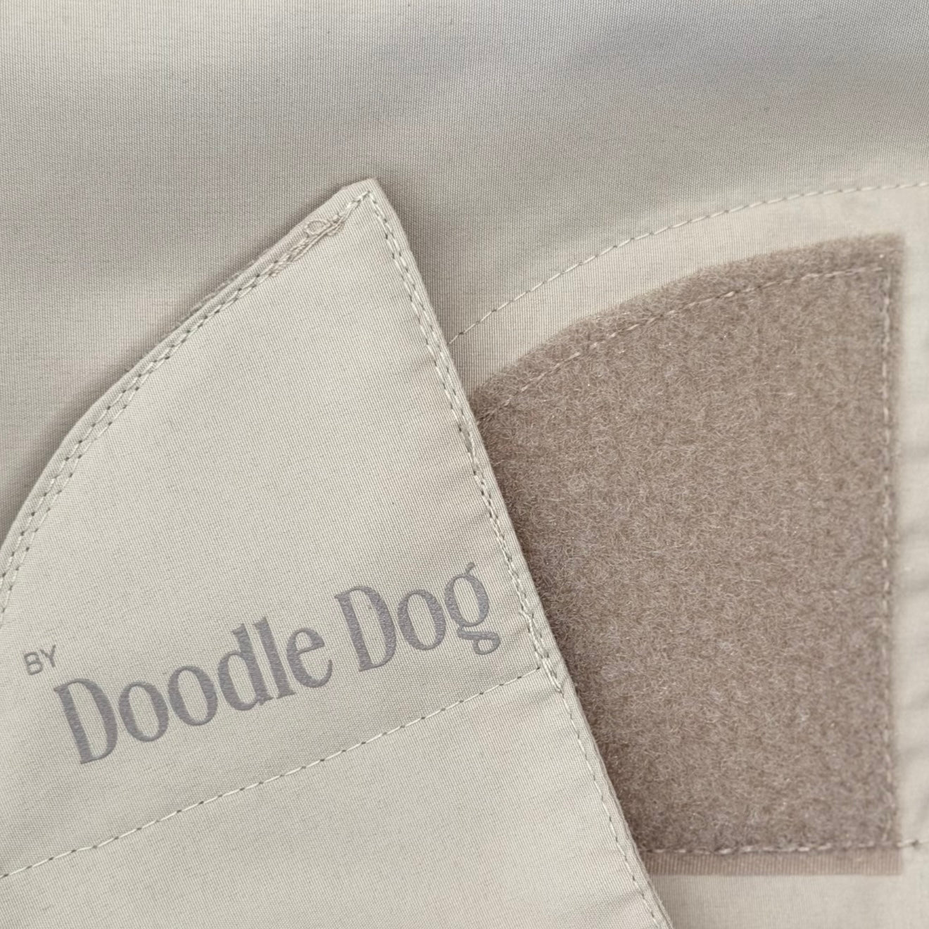 By Doodle Dogs regnjakke i beige