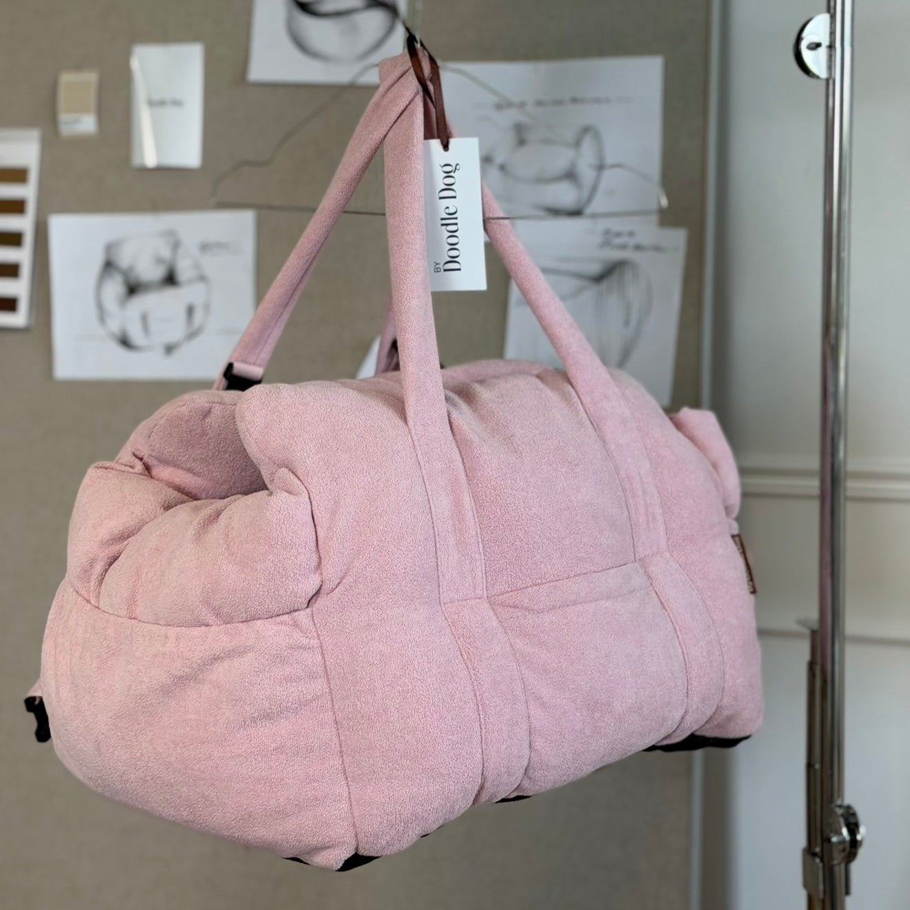 HJALMAR HUNDE TASKE/BILSÆDE - STØVET LYSERØD