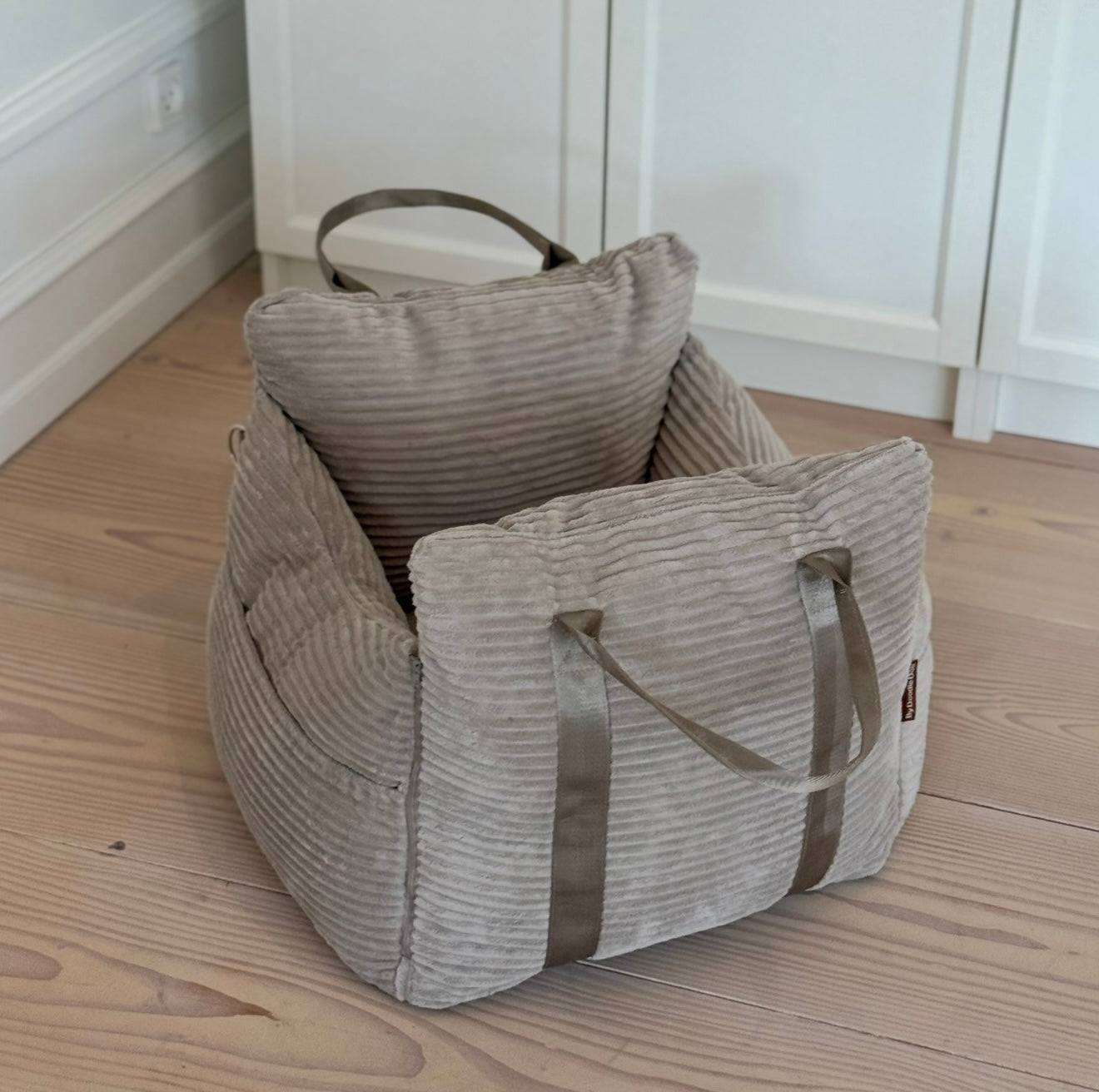 NYHED - Lille Bjørk bilsæde til hunde - beige / Bred fløjl 52 x 52 x 36 cm / forudbestilling uge 36
