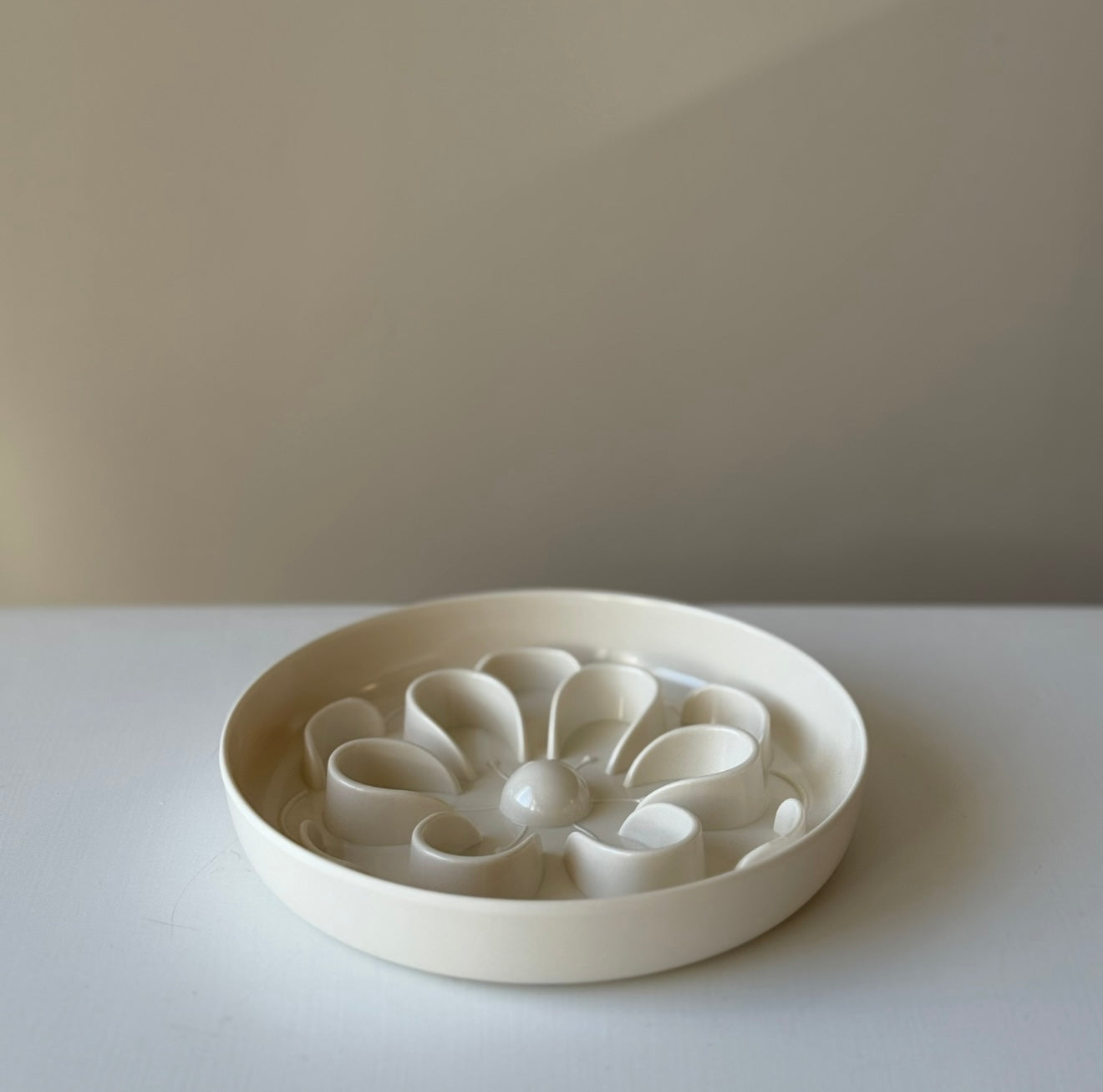 Slikkemåtte / blomst / beige