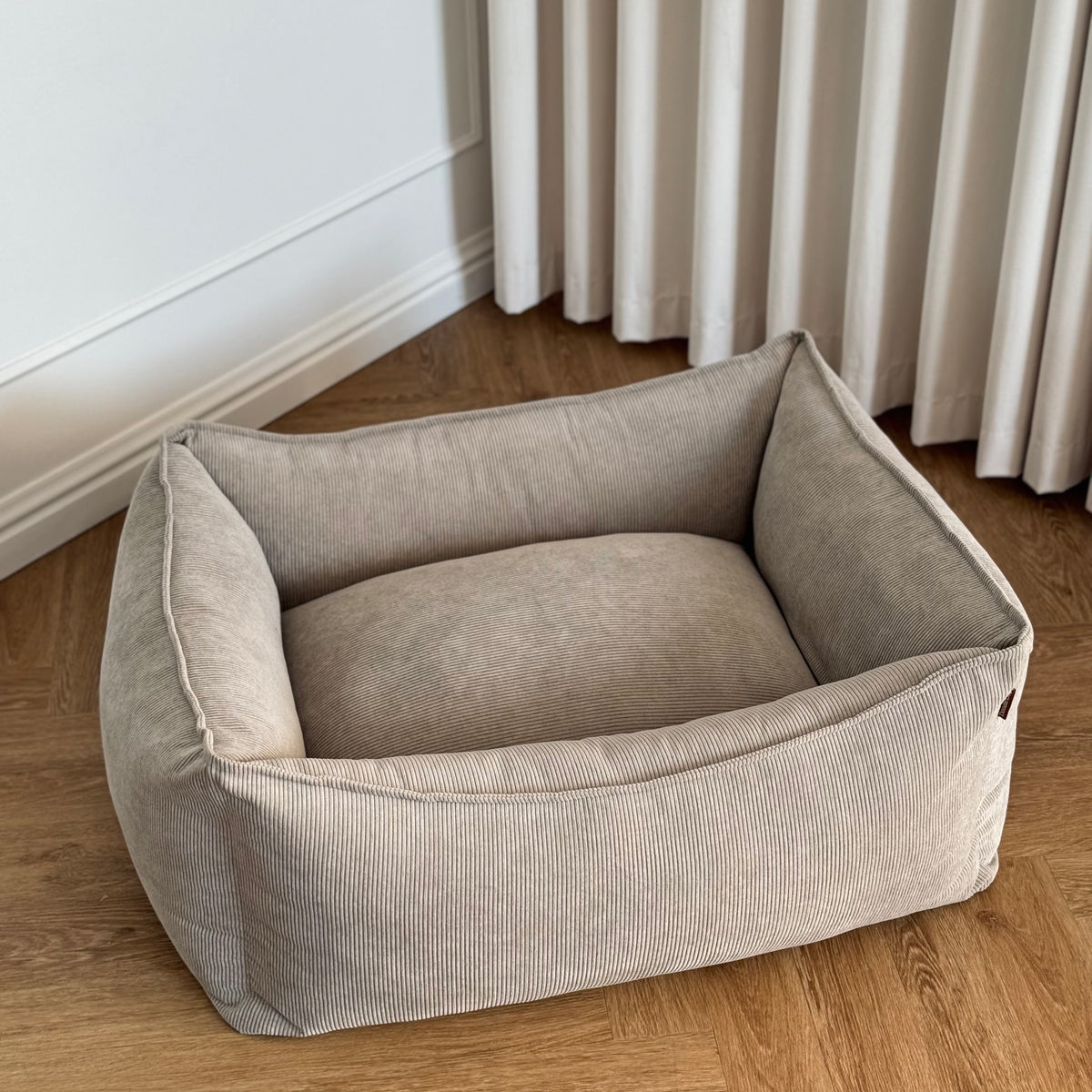 Carl hundekurven i beige - smal fløjl