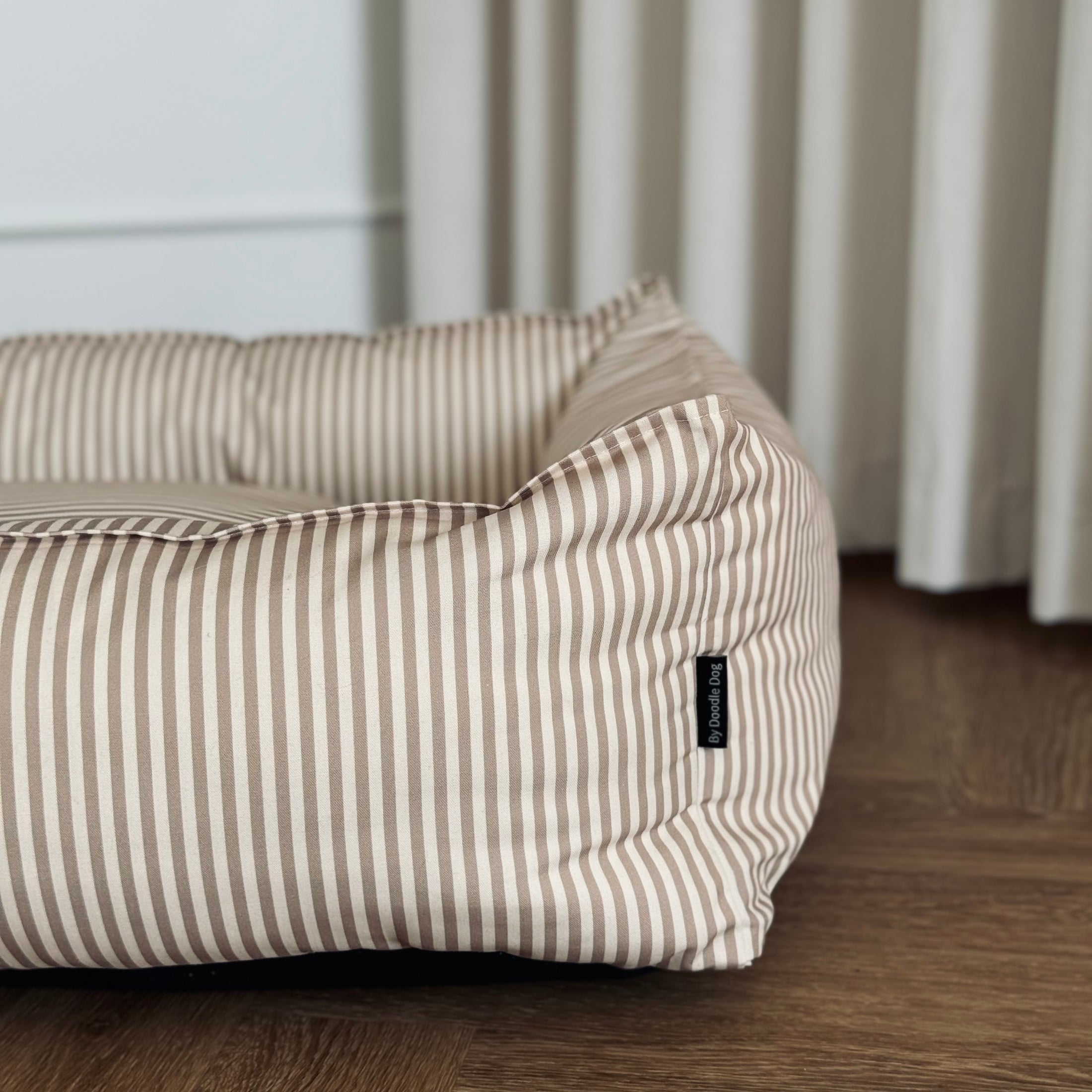Anna hundekurv - Mørk sand/creme stribet