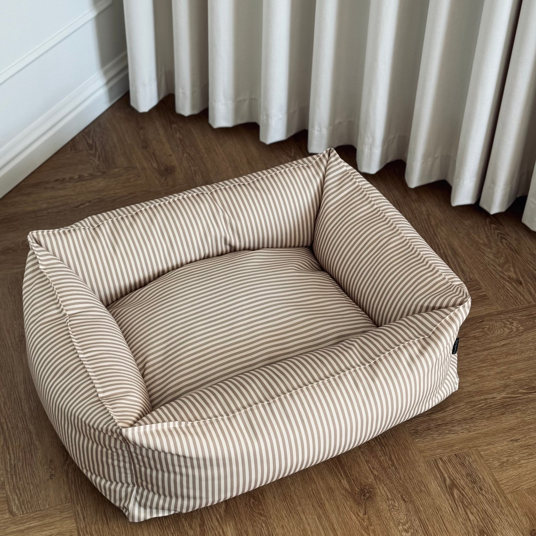 Anna hundekurv - Mørk sand/creme stribet