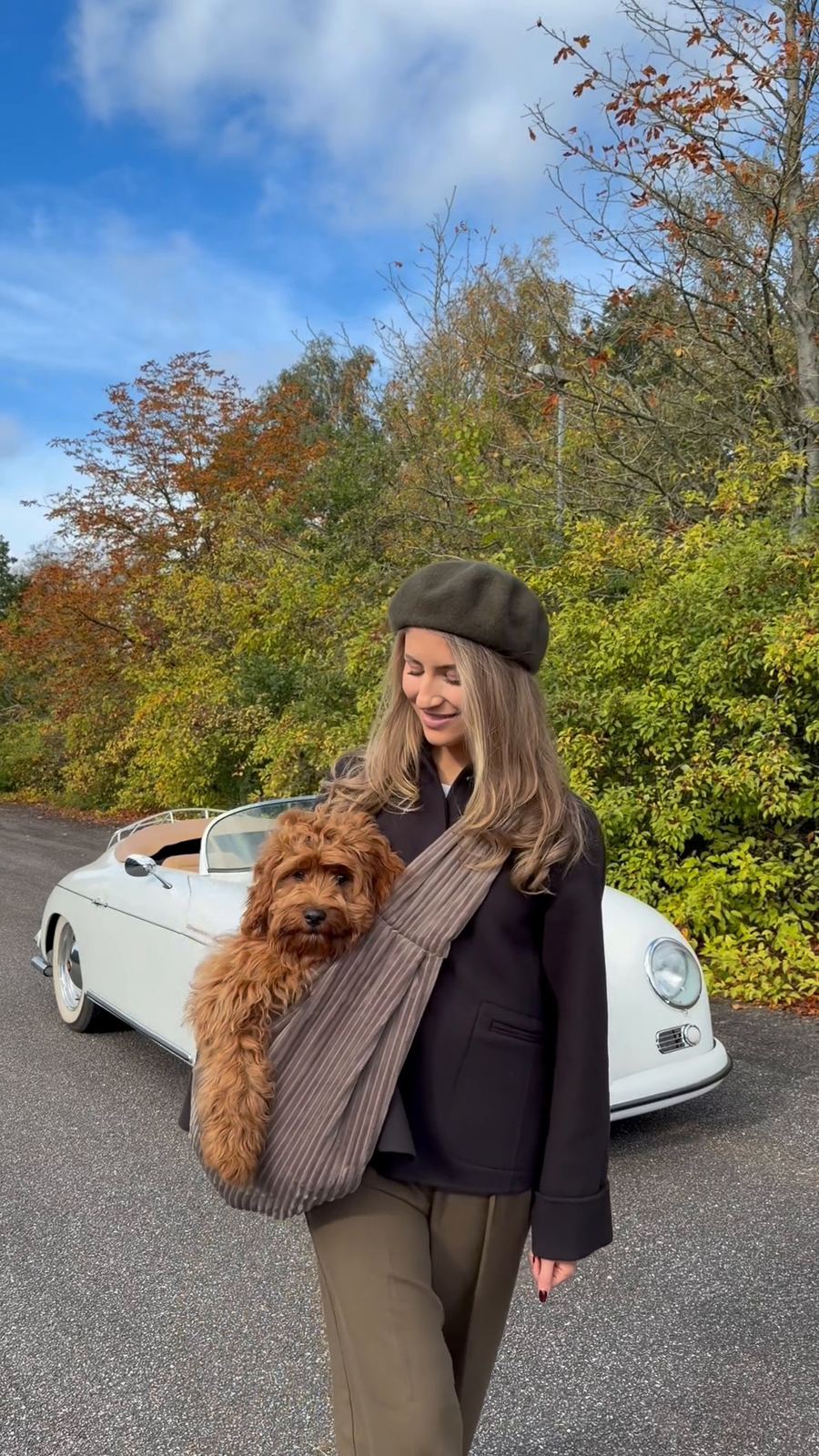 Laura med hunden i Julius slyngen ved bilen