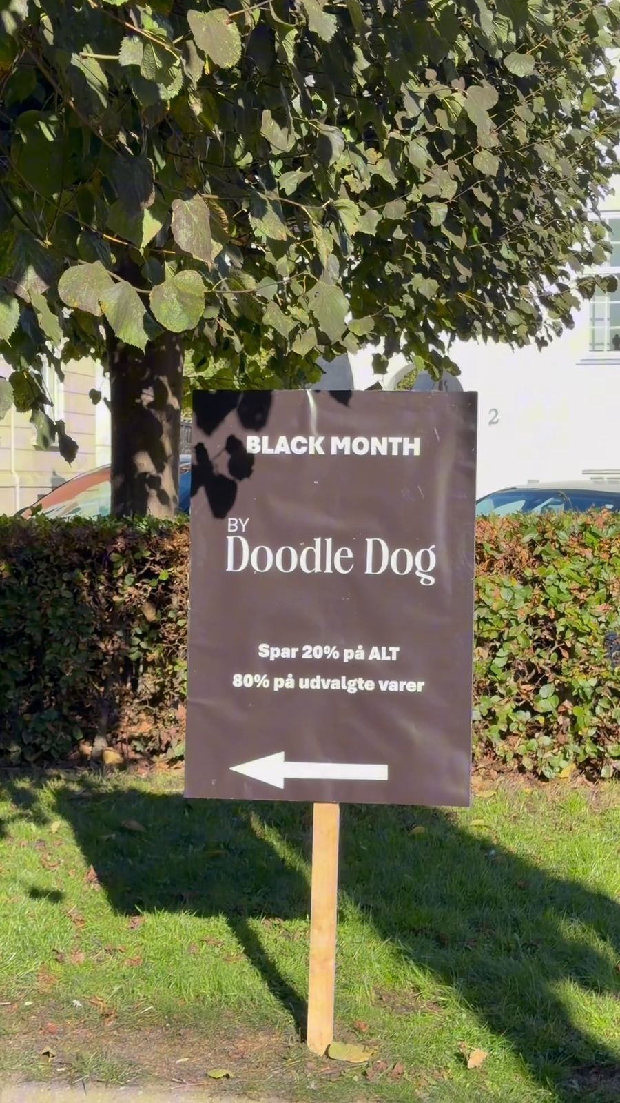 Black Month-skilt i en have